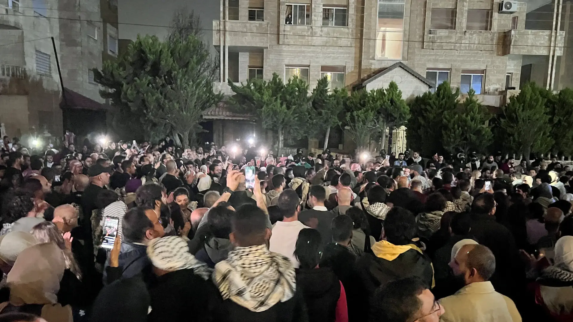 מחאה פרו פלסטינית ליד שגרירות ישראל בעמאן מחאה פרו פלסטינית ליד שגרירות ישראל בעמאן