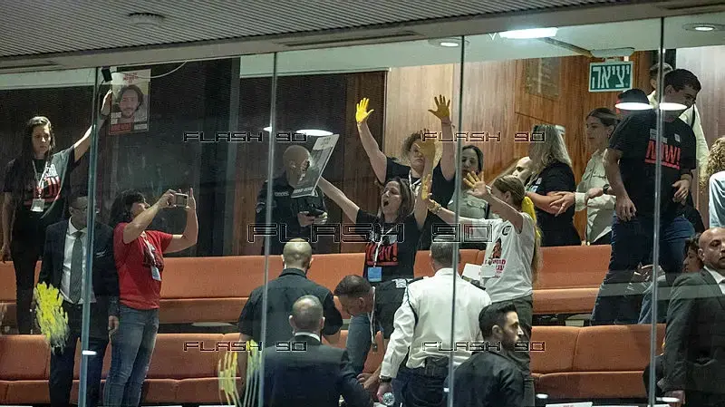 משפחות החטופים צבעו את ידיהם בצהוב וחלק הצמידו אותן לשמשה של יציע האורחים בזמן מליאת הכנסת משפחות החטופים צבעו את ידיהם בצהוב וחלק הצמידו אותן לשמשה של יציע האורחים בזמן מליאת הכנסת