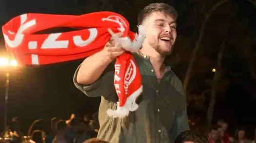 חלל צה"ל ירון (נוני) שי על הכתפיים של דן והראל, חברי ילדות, בחתונה של אחיו ליאור, חודש לפני שנפל חלל צה"ל ירון (נוני) שי על הכתפיים של דן והראל, חברי ילדות, בחתונה של אחיו ליאור, חודש לפני שנפל
