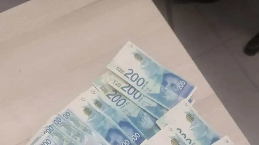 כסף שהעביר עובד לסוכן סמוי תמורת הטבות בתנאי ריצוי עבודות השירות.