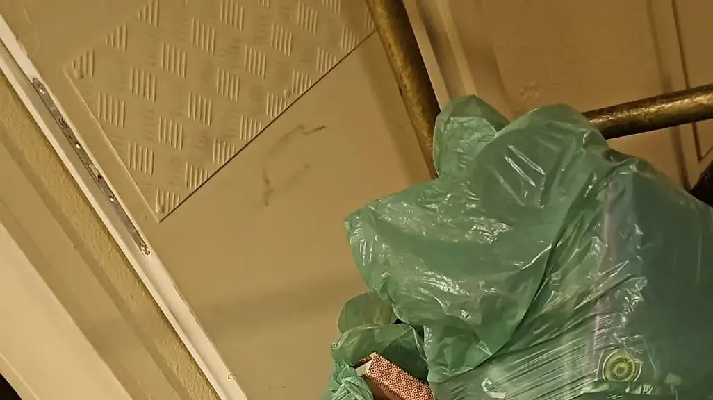 הציוד של משפחת ביטון בחדר המלון בטבריה הציוד של משפחת ביטון בחדר המלון בטבריה
