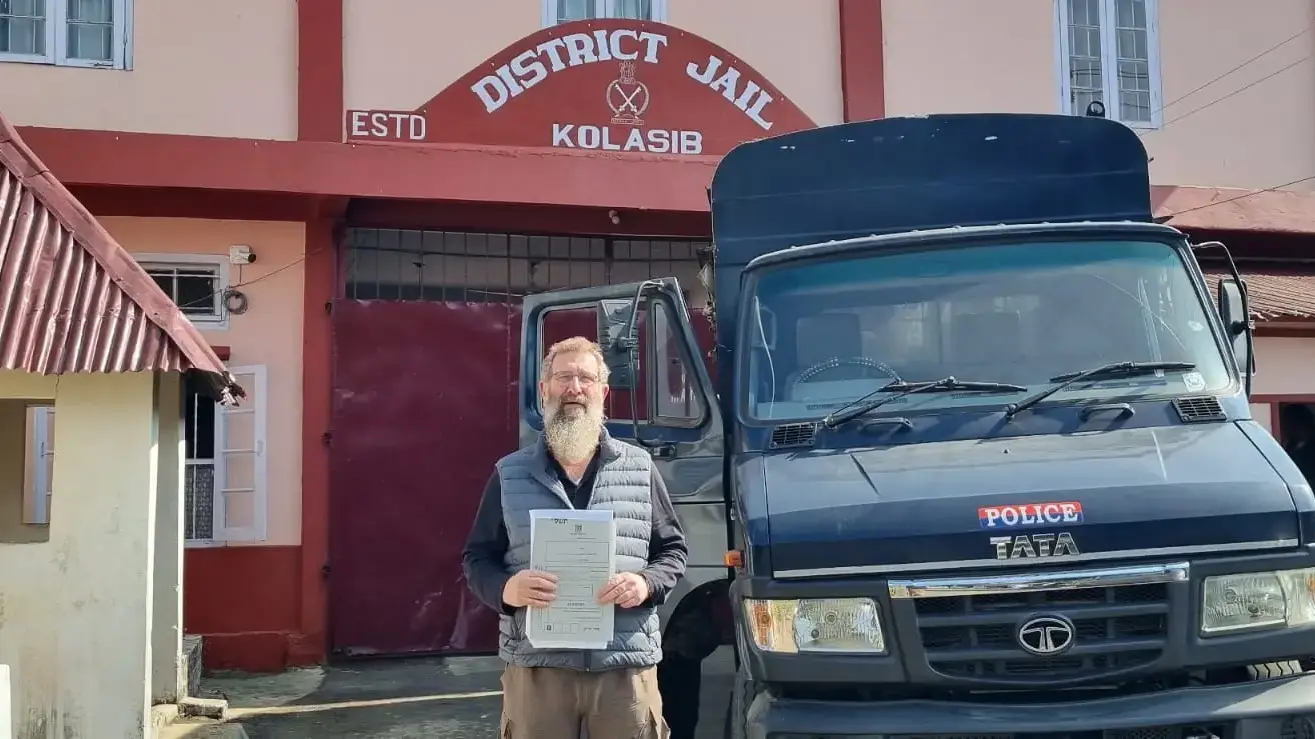 שליחי בית הדין הרבני הגיעו לכלא בבנדגלדש ומסרו גט מבעד לסורגים שליחי בית הדין הרבני הגיעו לכלא בבנדגלדש ומסרו גט מבעד לסורגים
