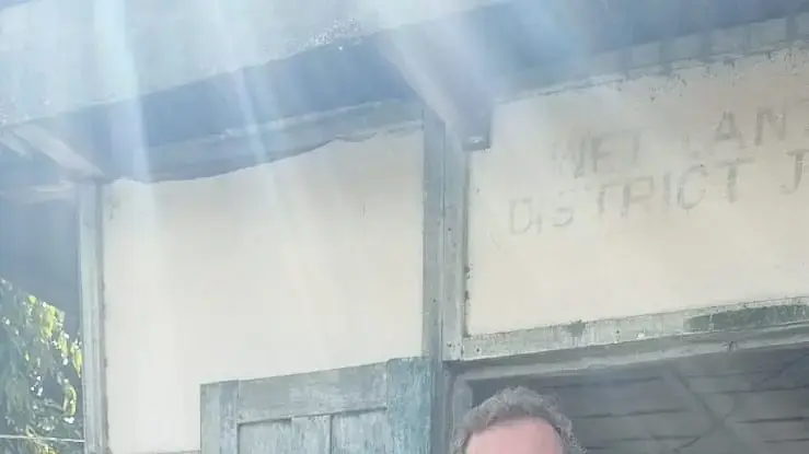 שליח בית הדין הרבני הגיע לכלא בבנדגלדש ועומד ליד סוהר שליח בית הדין הרבני הגיע לכלא בבנדגלדש ועומד ליד סוהר