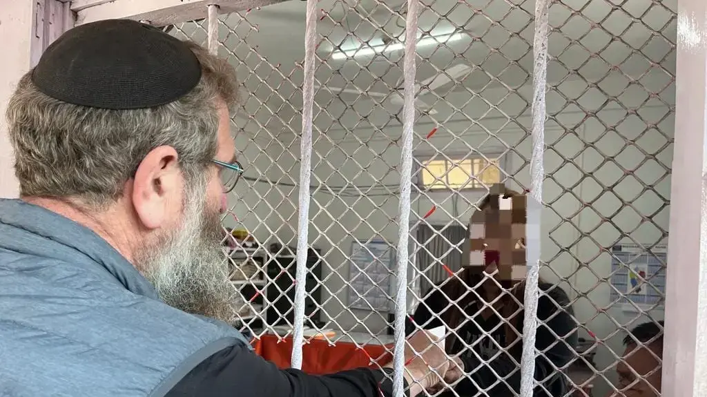שליח בית הדין הרבני בכלא בבנדגלדש, מוסר גט מבעד לסורגים