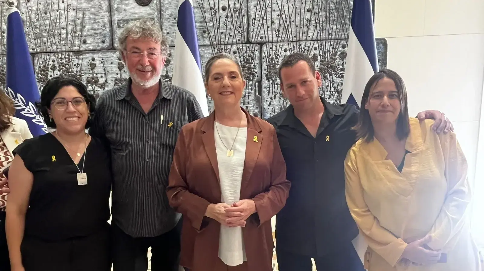 מימין לשמאל – יפעת שדה, יו"ר התנועה למען הפסיכולוגיה הציבורית, ד"ר יובל הירש, מראשי פורום הארגונים למען הפסיכולוגיה הציבורית, הגברת מיכל הרצוג, יורם שליאר , פסיכולוג חינוכי ומומחה וראש הפי ונעם יצחקי פסיכולוגית חינוכית ויו"ר התנועה למען הפסיכולוגיה הציבורית.
קרדיט לתמונה – דוברות בית הנשיא