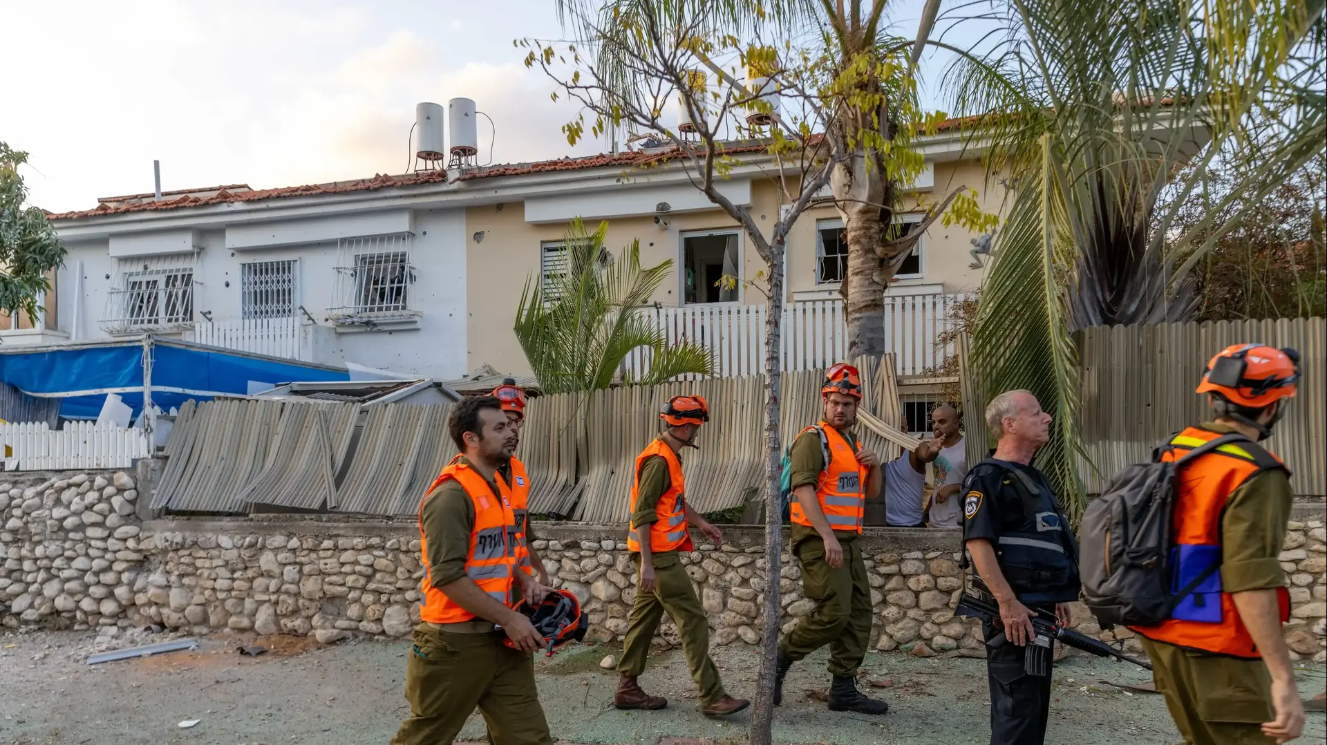 כוחות משטרה ופיקוד העורף בזירת נפילת רקטה ברחובות במהלך מלחמת חרבות ברזל

13 באוקטובר 2023