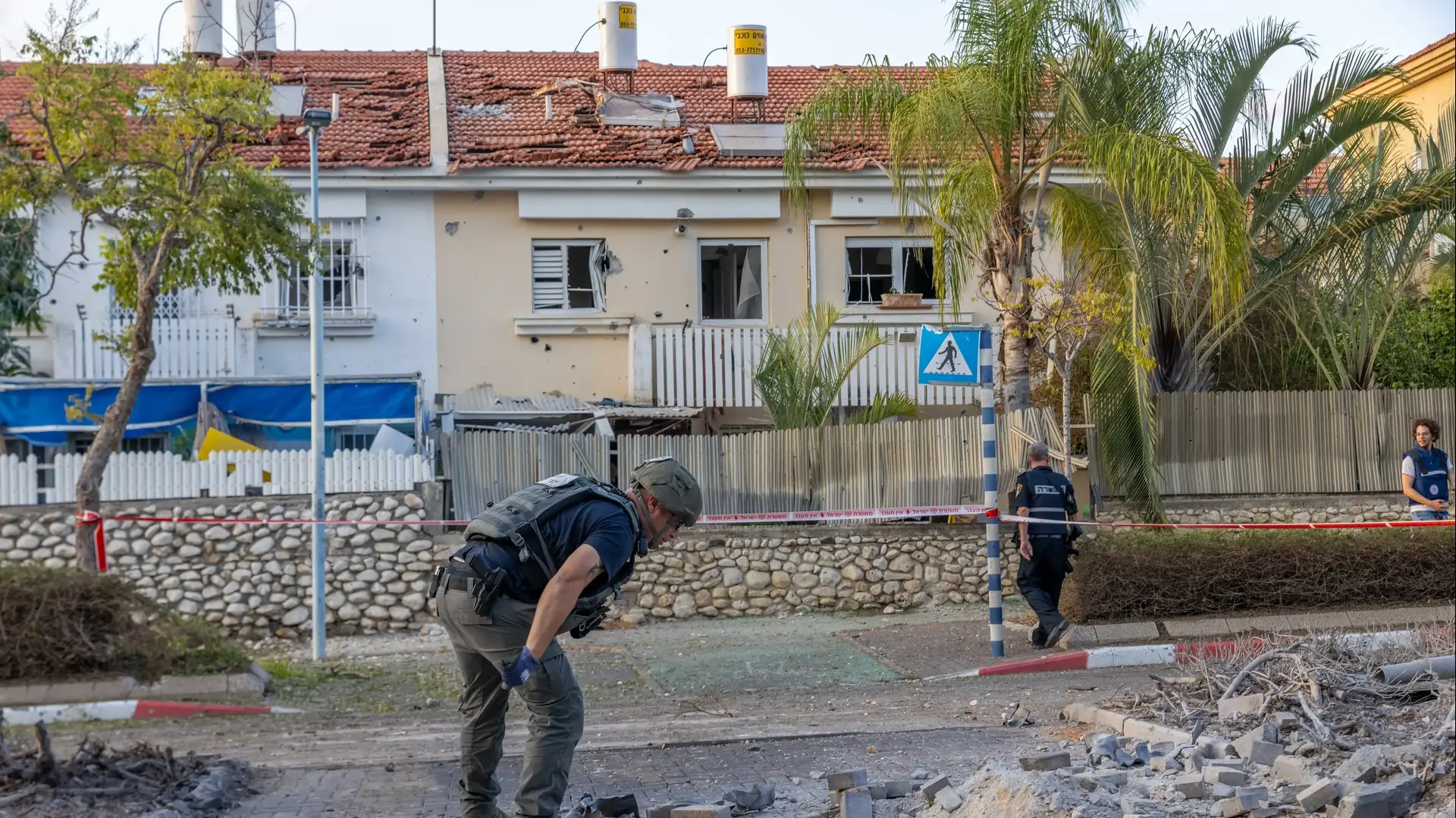 כוחות משטרה ופיקוד העורף בזירת נפילת רקטה ברחובות במהלך מלחמת חרבות ברזל
13 באוקטובר 2023 כוחות משטרה ופיקוד העורף בזירת נפילת רקטה ברחובות במהלך מלחמת חרבות ברזל
13 באוקטובר 2023