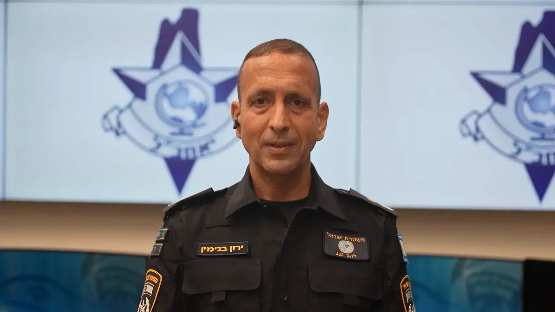 ר׳ מפלג ביטחוני ביאחב"ל של יחידת להב 433, סגן ניצב ירון בנימין, שחקר את מחבלי הנוח'בה
ר׳ מפלג ביטחוני ביאחב"ל של יחידת להב 433, סגן ניצב ירון בנימין, שחקר את מחבלי הנוח'בה