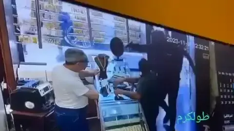 השודדים שולפים אקדח במהלך השוד בטולכרם השודדים שולפים אקדח במהלך השוד בטולכרם