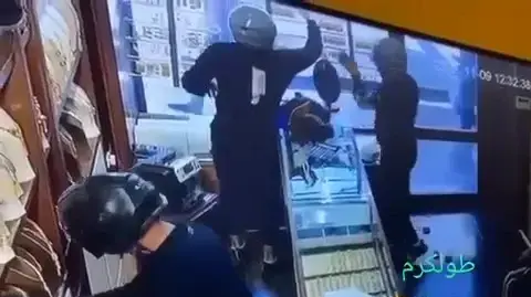 השודדים לוקחים את השלל מהחנות בטולכרם השודדים לוקחים את השלל מהחנות בטולכרם