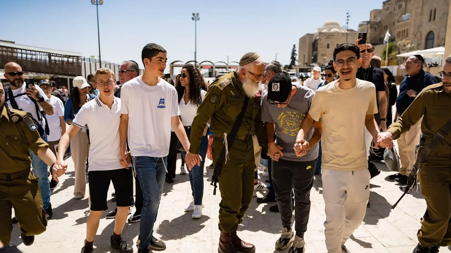 חגיגת בר ובת מצווה ליתומי צה"ל שקיימה הרבנות הצבאית בכותל המערבי. חגיגת בר ובת מצווה ליתומי צה"ל שקיימה הרבנות הצבאית בכותל המערבי.