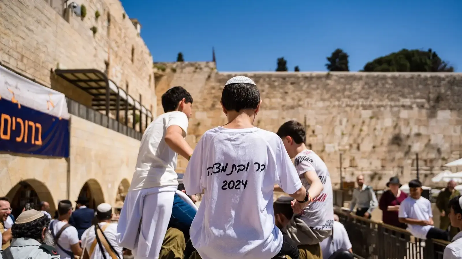 חגיגת בר ובת מצווה ליתומי צה"ל שקיימה הרבנות הצבאית בכותל המערבי.