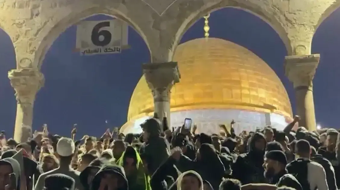 תפילת הפג'ר בהר הבית, מתפללים צועקים "ברוח בדם נפדה את מסגד אל אקצא" תפילת הפג'ר בהר הבית, מתפללים צועקים "ברוח בדם נפדה את מסגד אל אקצא"
