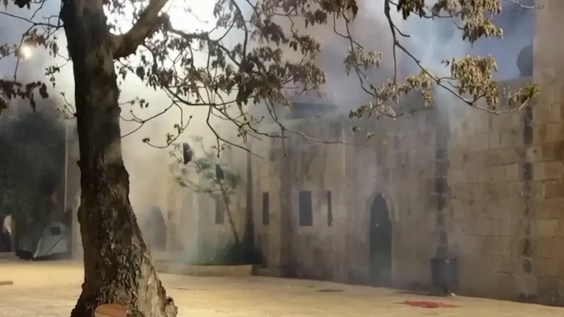 תפילת הפג'ר בהר הבית, מתפללים צועקים "ברוח בדם נפדה את מסגד אל אקצא" תפילת הפג'ר בהר הבית, מתפללים צועקים "ברוח בדם נפדה את מסגד אל אקצא"