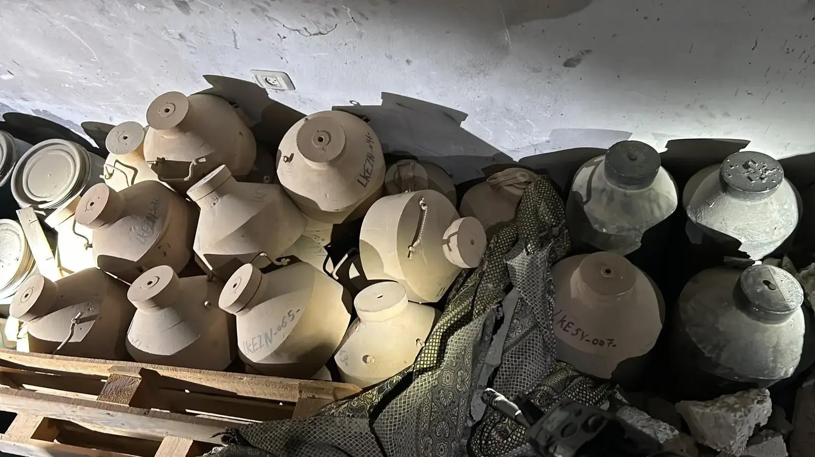 פשיטות צה"ל בשכונת אל אמל בחאן יונס, בה נמצא מחסן אמצעי לחימה ויותר מ-40 מטענים וטון חומרי נפץ פשיטות צה"ל בשכונת אל אמל בחאן יונס, בה נמצא מחסן אמצעי לחימה ויותר מ-40 מטענים וטון חומרי נפץ