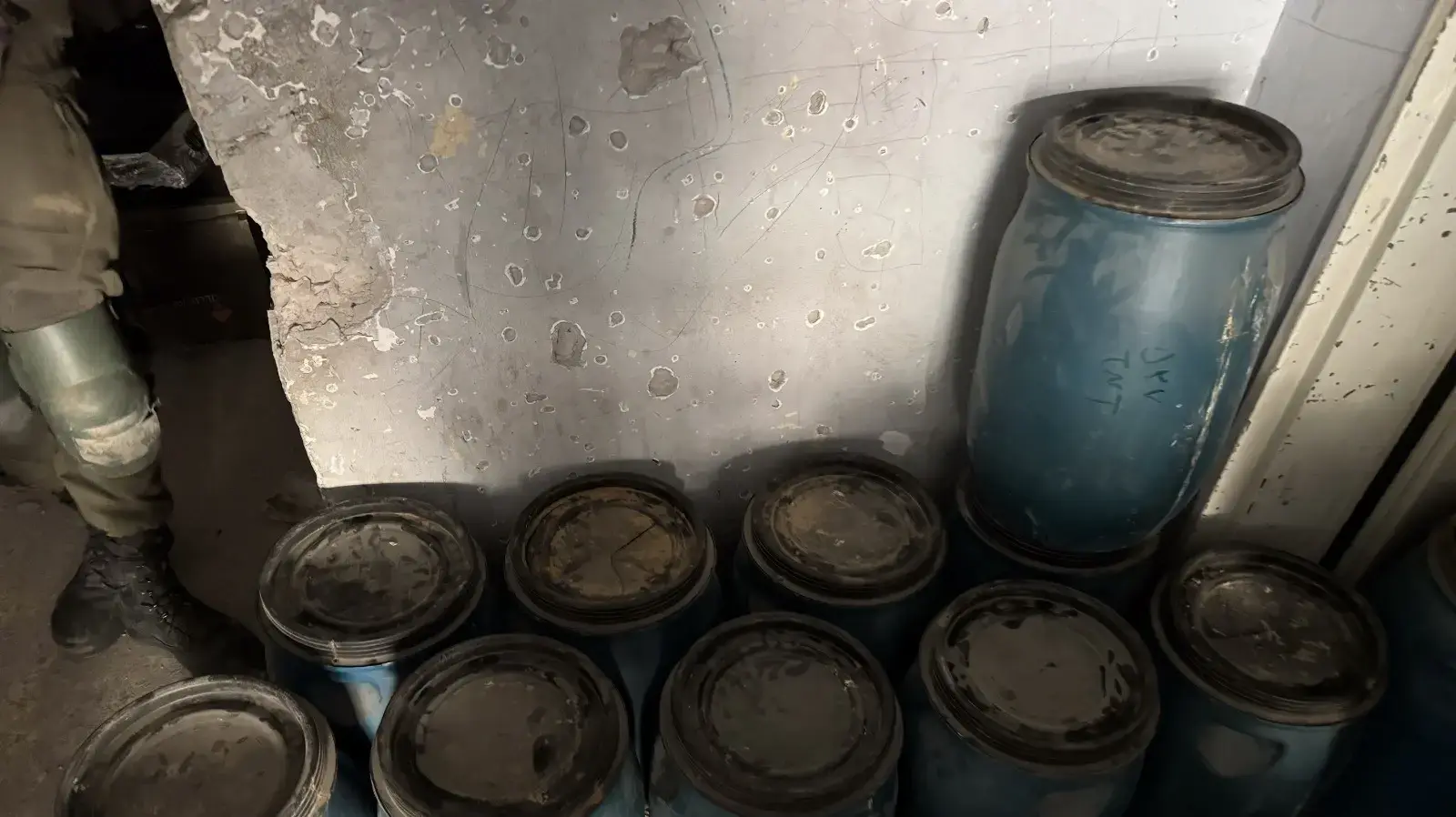 פשיטות צה"ל בשכונת אל אמל בחאן יונס, בה נמצא מחסן אמצעי לחימה ויותר מ-40 מטענים וטון חומרי נפץ