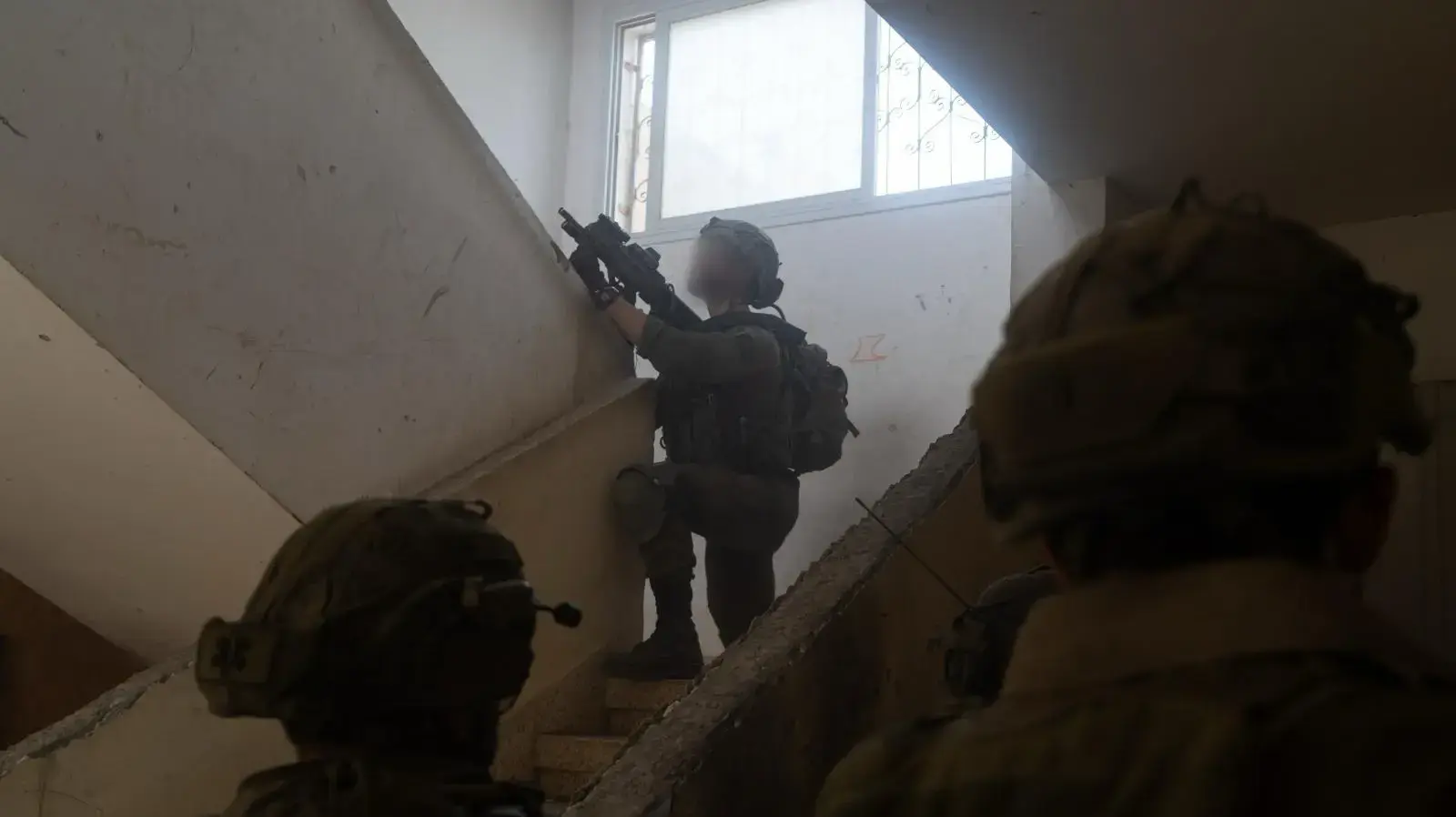 פשיטות צה"ל בשכונת אל אמל בחאן יונס, בה נמצא מחסן אמצעי לחימה ויותר מ-40 מטענים וטון חומרי נפץ פשיטות צה"ל בשכונת אל אמל בחאן יונס, בה נמצא מחסן אמצעי לחימה ויותר מ-40 מטענים וטון חומרי נפץ