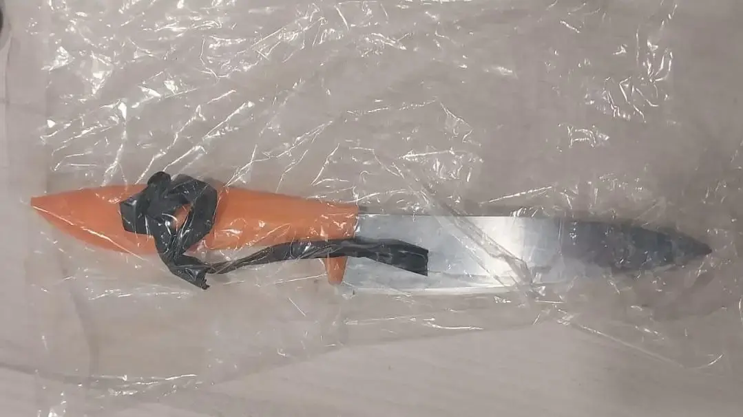 הסכין שנתפסה מוסלקת על גופו של המחבל הסכין שנתפסה מוסלקת על גופו של המחבל