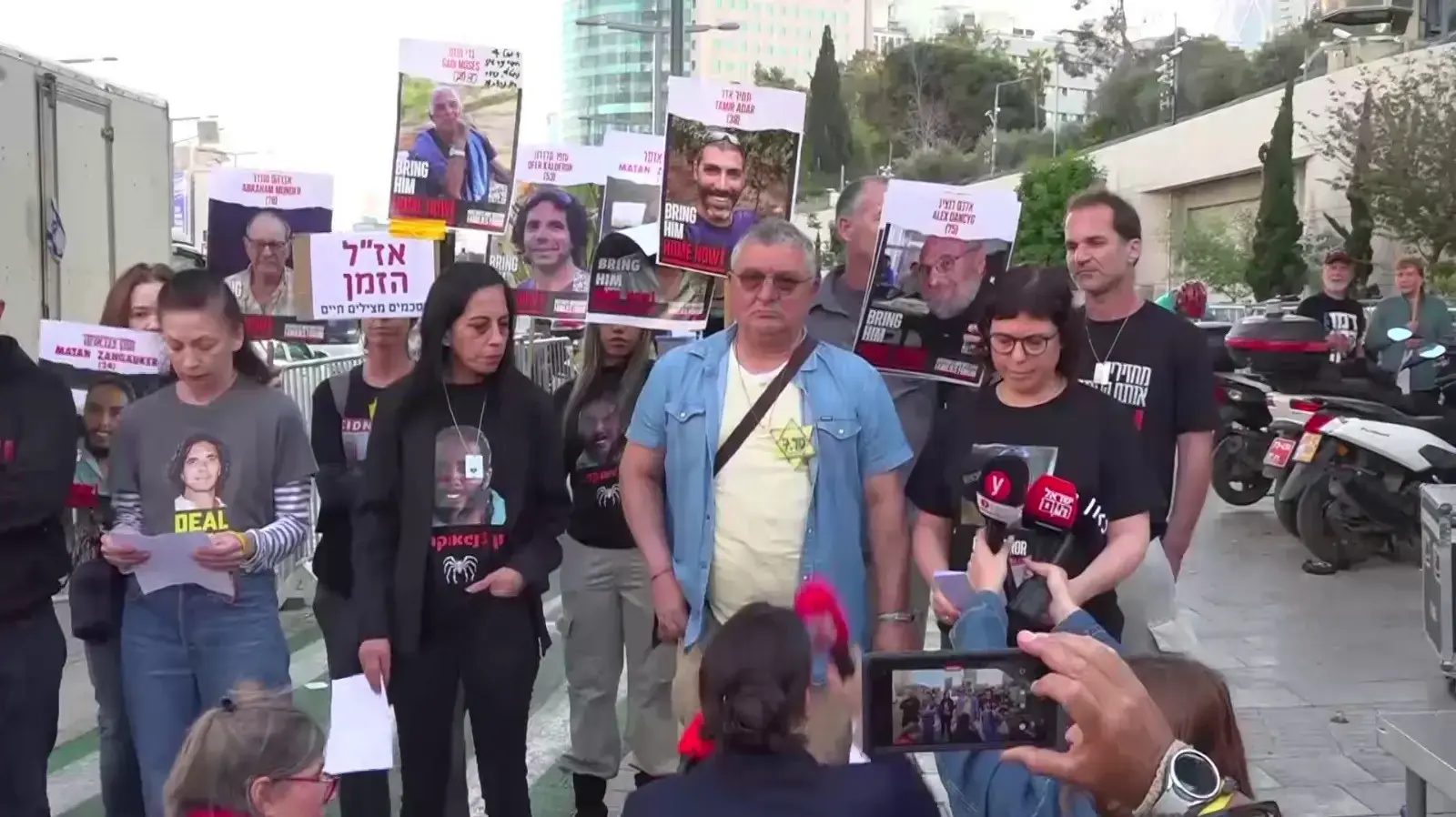 הצהרת משפחות החטופים מול שער בגין