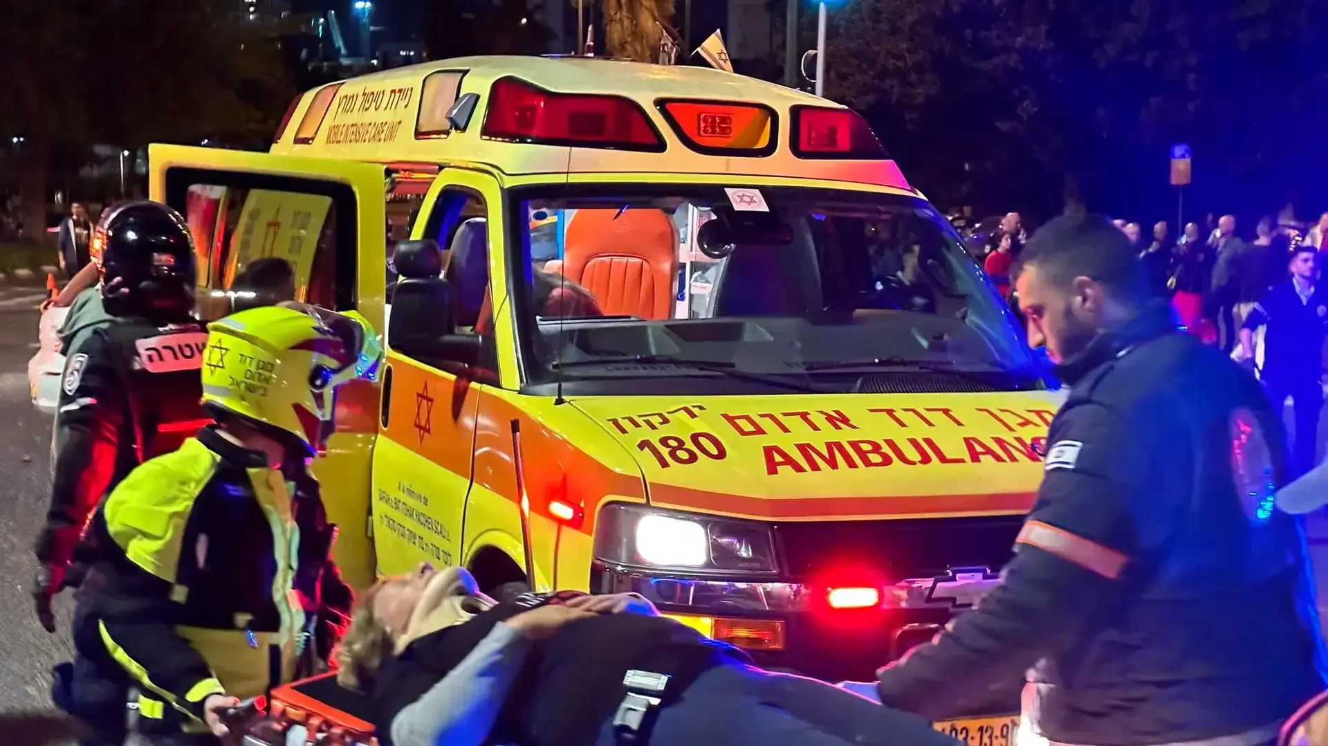 מפגין שוכב על הרצפה לאחר שלדברי מפגינים אחרים נפגע מרכב במחאת קפלן מתחדשת 06 באפריל 2024 מפגין שוכב על הרצפה לאחר שלדברי מפגינים אחרים נפגע מרכב במחאת קפלן מתחדשת 06 באפריל 2024