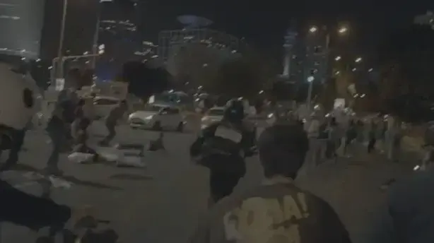 הנוסעים מקללים את המפגינים, הנהג מאיץ: תיעוד רגע דריסת המפגינים בת"א | הנוסעים מקללים את המפגינים, הנהג מאיץ: תיעוד רגע דריסת המפגינים בת"א |