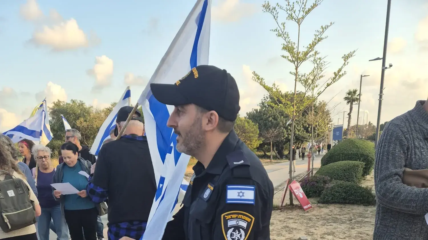 לראשונה ובאופן תקדימי, חילקה המשטרה ״מידעון״ אזהרה למפגינים נגד הממשלה בקיסריה 07 באפריל 2024 לראשונה ובאופן תקדימי, חילקה המשטרה ״מידעון״ אזהרה למפגינים נגד הממשלה בקיסריה 07 באפריל 2024