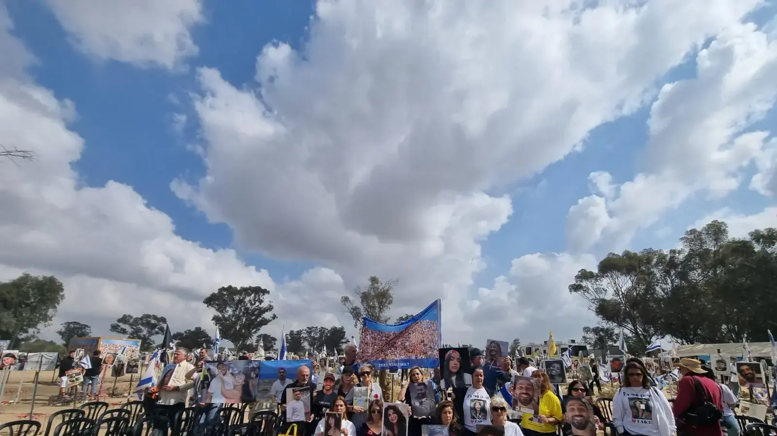 מסיבת עיתונאים במלאת חצי שנה לטבח בנוכחות משפחות הנרצחים והנרצחות, בשטח המסיבה ברעים 07 באפריל 2024 מסיבת עיתונאים במלאת חצי שנה לטבח בנוכחות משפחות הנרצחים והנרצחות, בשטח המסיבה ברעים 07 באפריל 2024