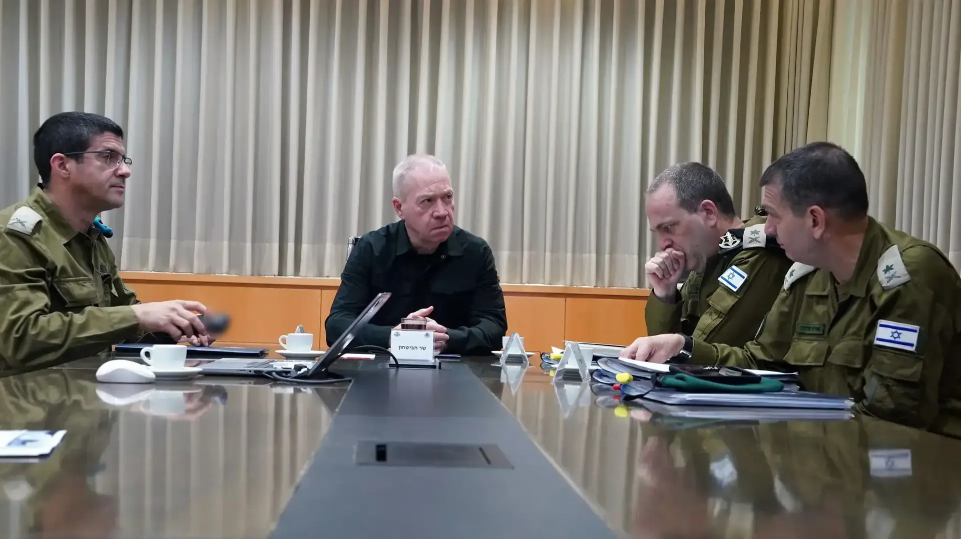 גלנט: מערכת הביטחון השלימה את ההיערכות לתגובה כנגד כל תרחיש שיתפתח מול איראן גלנט: מערכת הביטחון השלימה את ההיערכות לתגובה כנגד כל תרחיש שיתפתח מול איראן