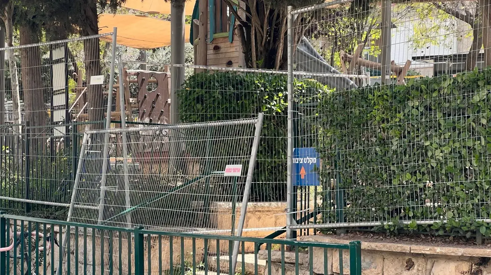 הכנות מול מעון ראש הממשלה לקראת ההפנגה המתוכננת במקום לציון חצי שנה מהשביעי באוקטובר 07 באפריל 2024 הכנות מול מעון ראש הממשלה לקראת ההפנגה המתוכננת במקום לציון חצי שנה מהשביעי באוקטובר 07 באפריל 2024