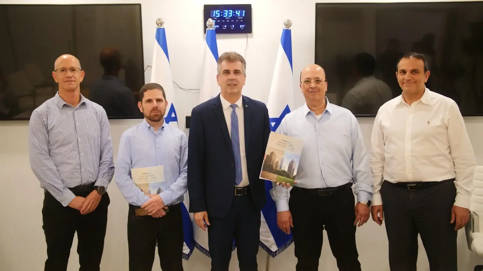  מנכ״ל משרד האנרגיה יוסי דיין,  מנכ״ל קבוצת ארד זיו הללי, שר האנרגיה והתשתיות אלי כהן, ראש רשות המים חזי ליפשיץ, וסמנכ״ל שיווק מקומי בקבוצת ארד רגב ינאי