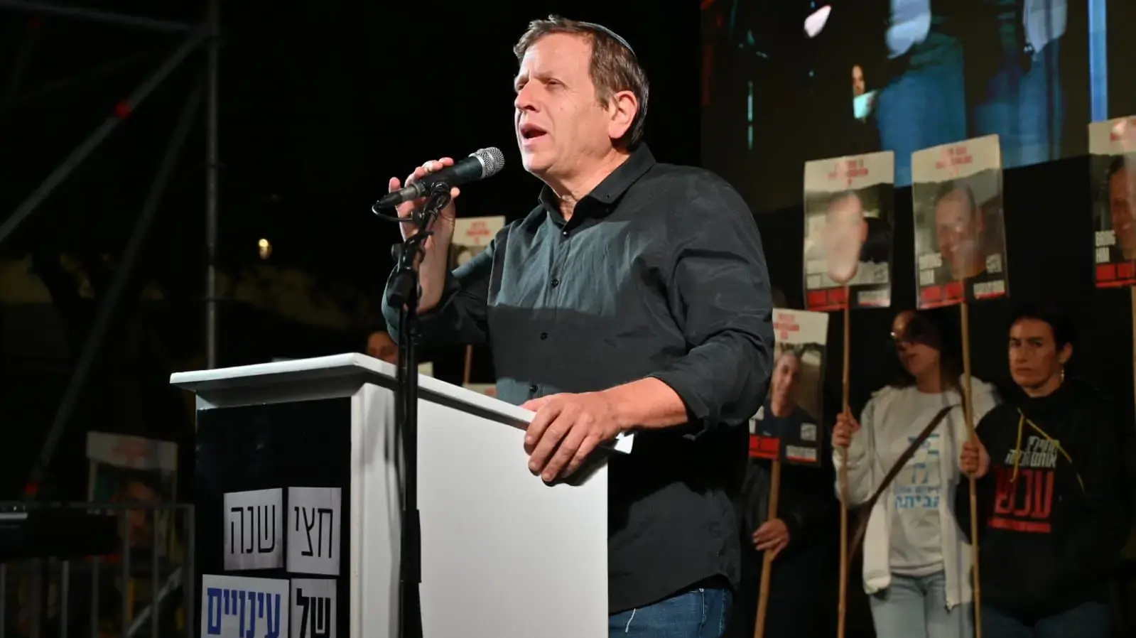 חגי לובר, אביו של אלישע יהונתן לובר, נואם במהלך עצרת-"חצי שנה של עינויים בשבי החמאס",7 באפריל 2024 חגי לובר, אביו של אלישע יהונתן לובר, נואם במהלך עצרת-"חצי שנה של עינויים בשבי החמאס",7 באפריל 2024