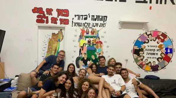 תאיר בירה וטל אפשטיין בקומונה שלהן בבית הספר כדורי תאיר בירה וטל אפשטיין בקומונה שלהן בבית הספר כדורי