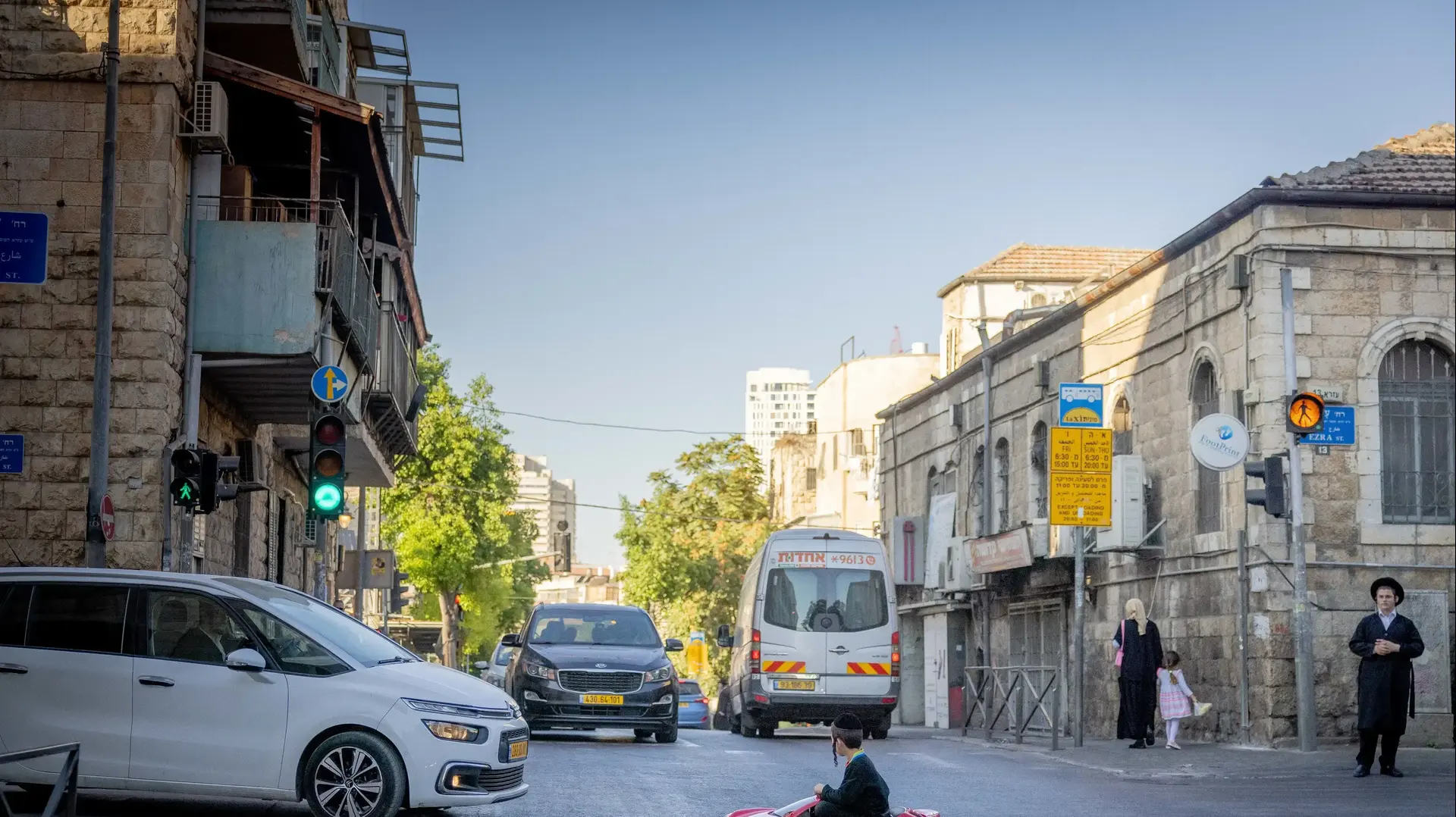 רחוב חרדי עם מכוניות