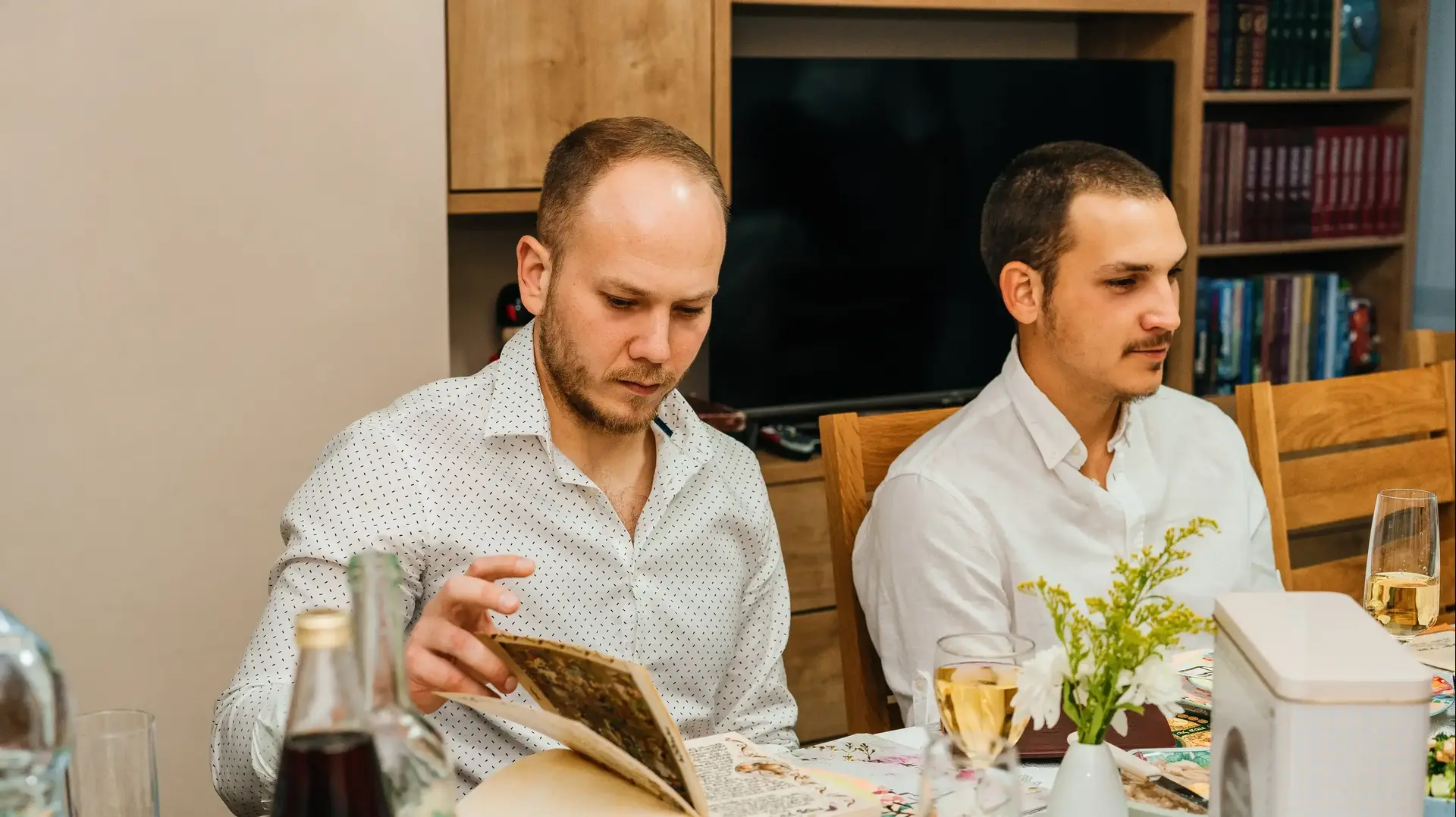 שני אחים חוגגים את חג פסח במהלך ליל הסדר שני אחים חוגגים את חג פסח במהלך ליל הסדר