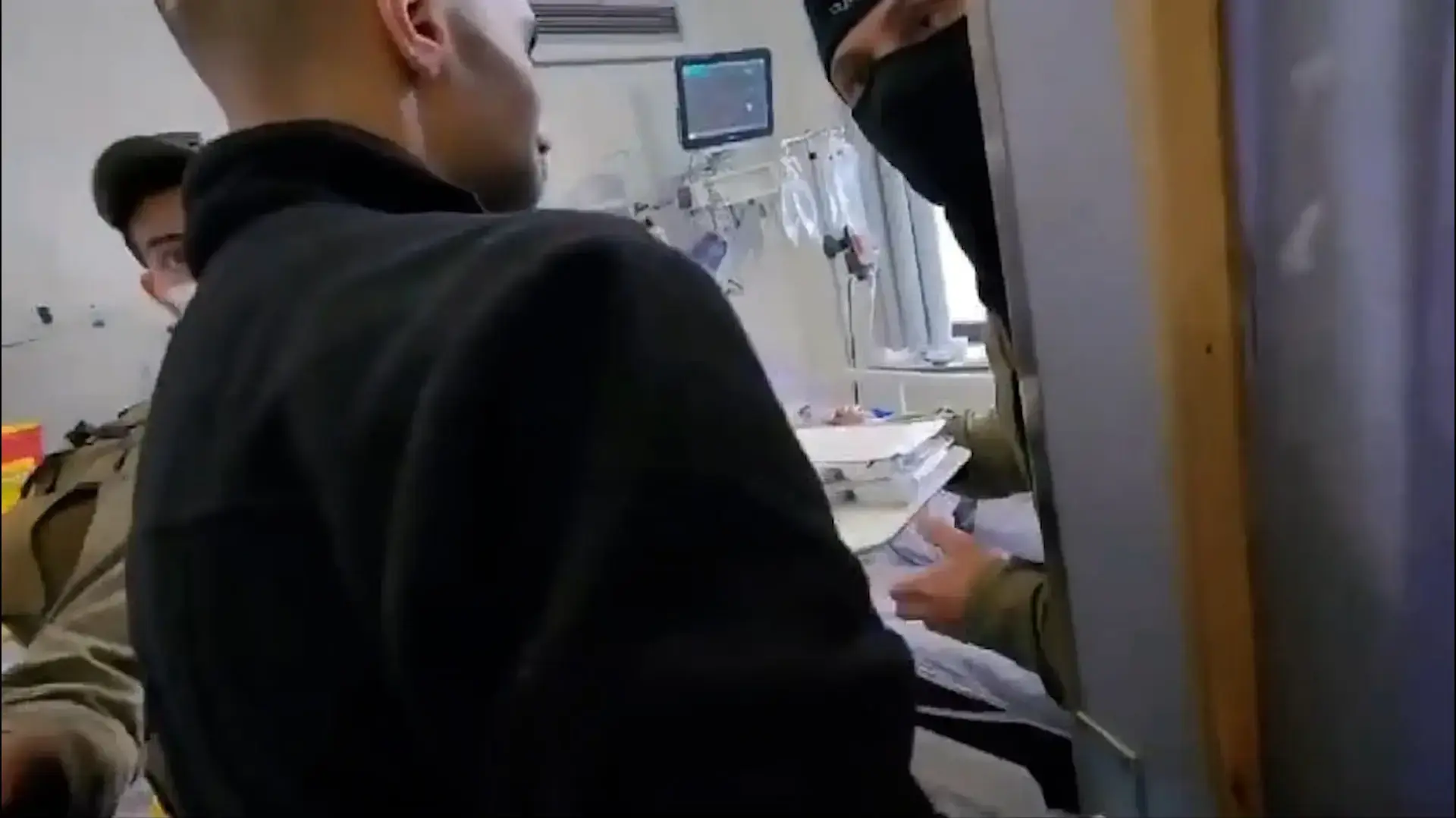 אב שכול במחאה על אשפוז עציר ביטחוני שנטען כי הוא מחבל נוחבה: "הוא רוצח, תתביישו"
