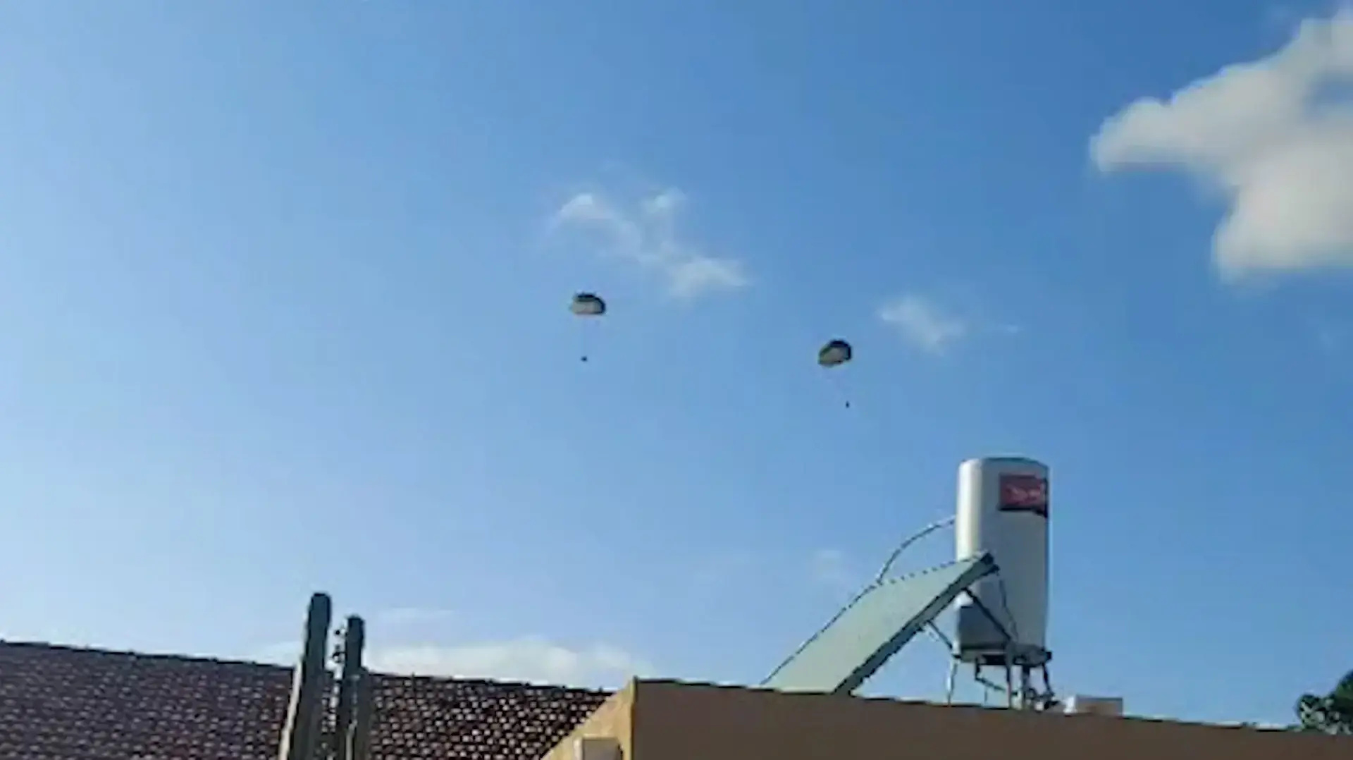 בהלה בנתיב העשרה- מצנחי סיוע הומניטרי נחתו במושב