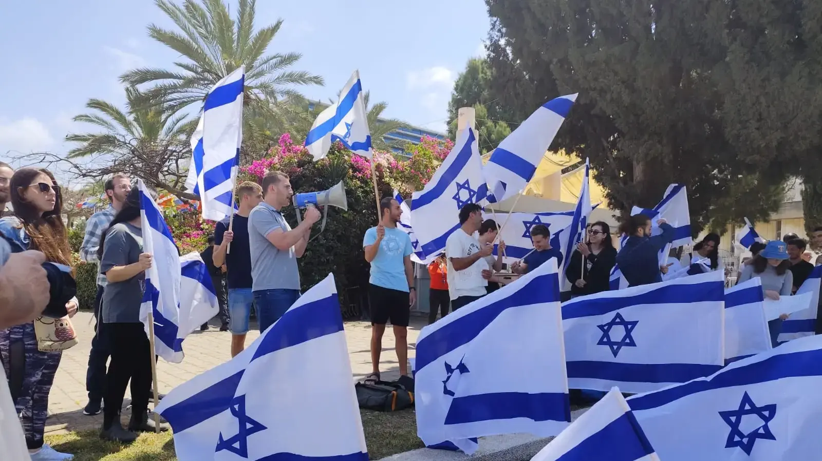 הפגנה בקריאה לפיטוריה של המרצה לפילוסופיה ענת מטר. כיכר אנטין, אוני' ת"א. 11 באפריל 2024