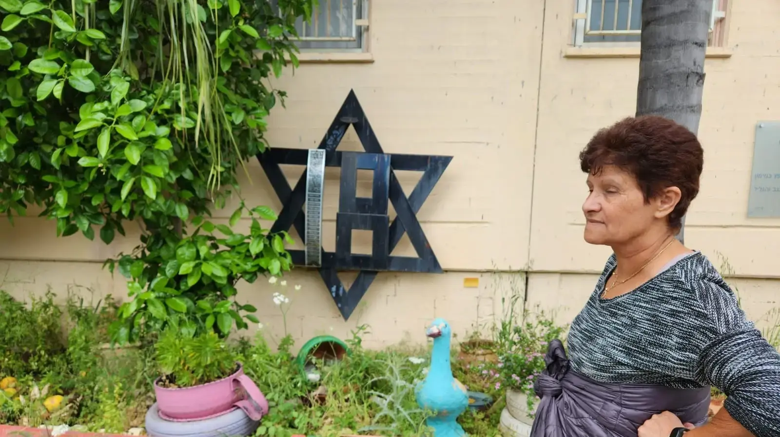 שרית זוהר ליד פסל זכרון נרצחים ליום הטבח בקריית שמונה שרית זוהר ליד פסל זכרון נרצחים ליום הטבח בקריית שמונה