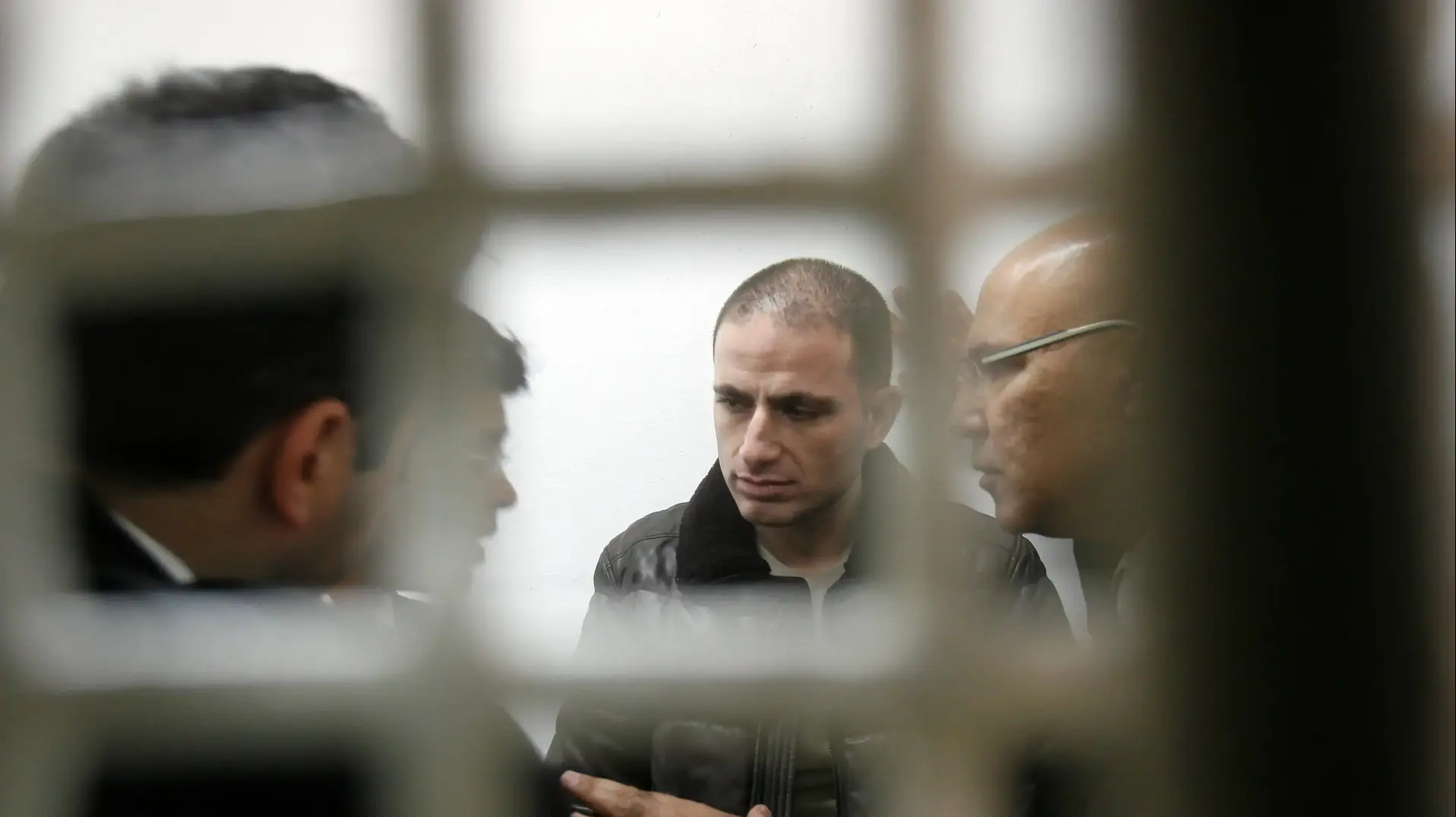 אסי אבוטבול ומימינו עורך הדין יורם חכם שחוסל אסי אבוטבול ומימינו עורך הדין יורם חכם שחוסל