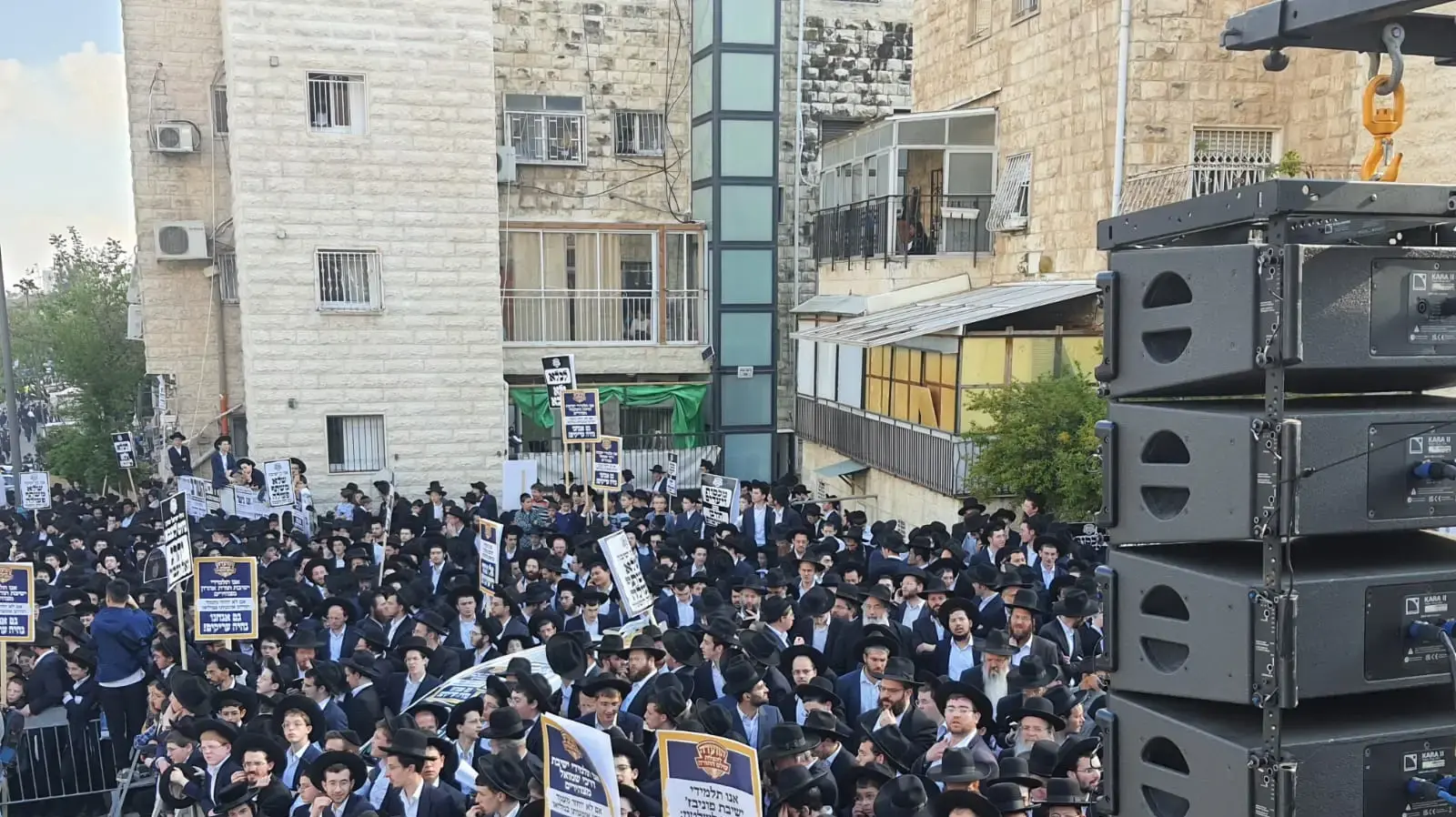 הפגנת חרדים קיצוניים (הפלג הירושלמי) נגד לשכת הגיוס בירושלים 11 באפריל 2024 הפגנת חרדים קיצוניים (הפלג הירושלמי) נגד לשכת הגיוס בירושלים 11 באפריל 2024