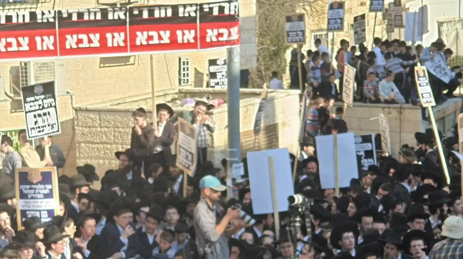 הפגנת חרדים קיצוניים (הפלג הירושלמי) נגד לשכת הגיוס בירושלים 11 באפריל 2024 הפגנת חרדים קיצוניים (הפלג הירושלמי) נגד לשכת הגיוס בירושלים 11 באפריל 2024