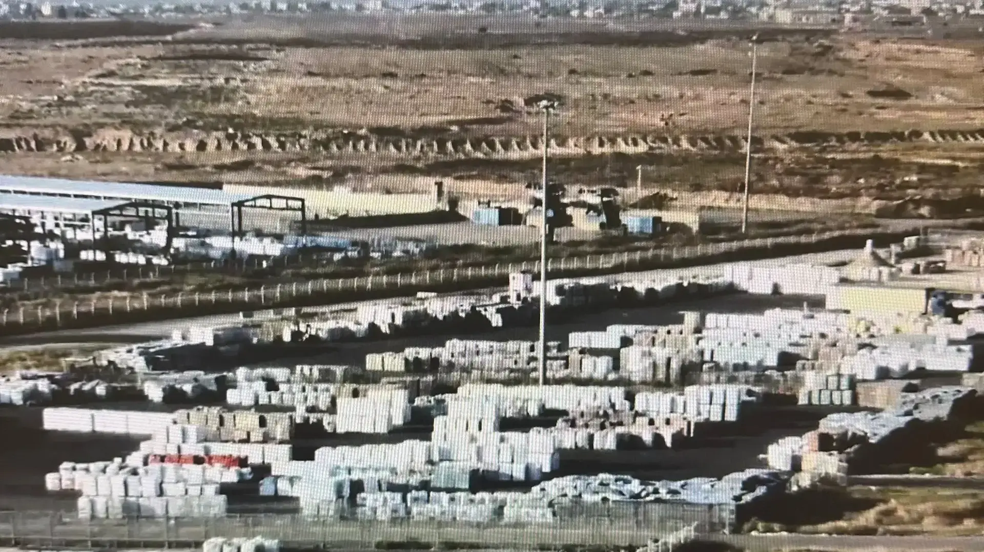 תיעוד חריג: בעקבות 600 משאיות סיוע הומניטארי שממתינות לאיסוף האו״ם בצד העזתי של כרם שלום - באופן שמונע העברת משאיות נוספות לרצועה