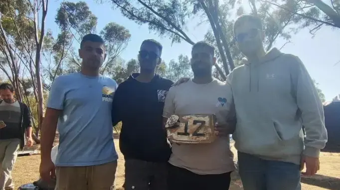 דניאל ונריה שרעבי עם לוחית הטנק שמאחוריו ניהלו את קרב היריות בטבח בפסטיבל נובה