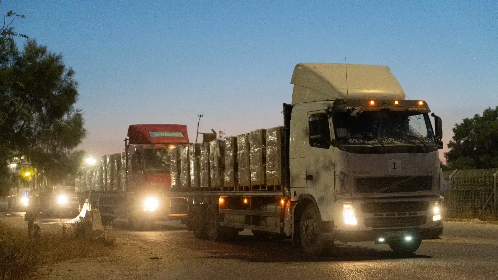 משאיות סיוע עוברות לראשונה מישראל לרצועת עזה משאיות סיוע עוברות לראשונה מישראל לרצועת עזה