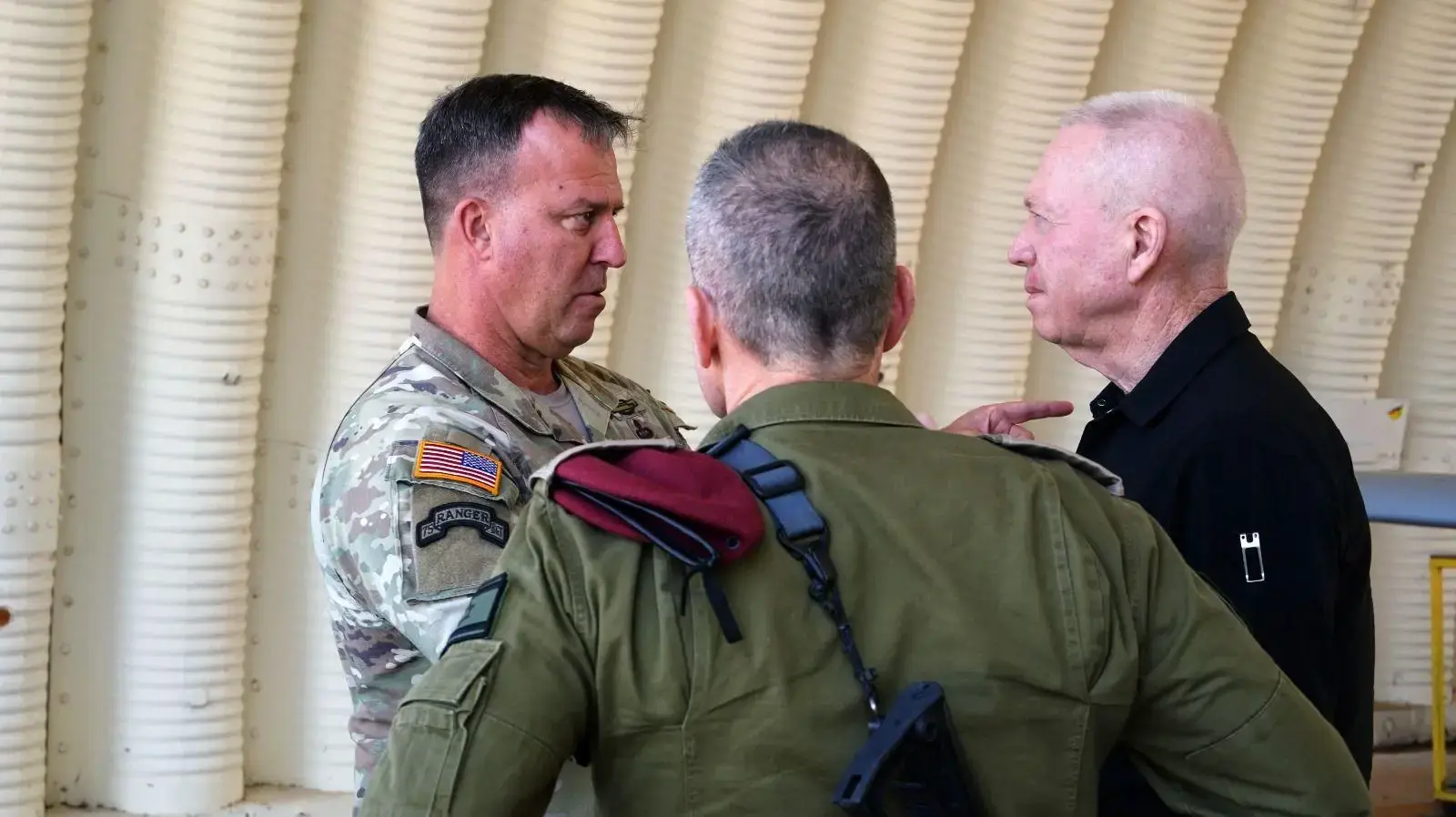 שר הביטחון יואב גלנט במפגש עם מפקד פיקוד מרכז של ארה"ב גנרל אריק קורילה