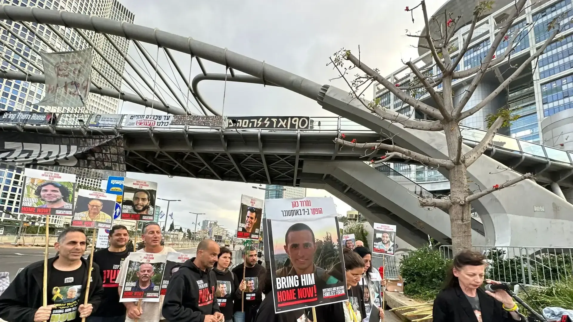 הצהרת משפחות החטופים מול הקריה בתל אביב 13 באפריל 2024 הצהרת משפחות החטופים מול הקריה בתל אביב 13 באפריל 2024