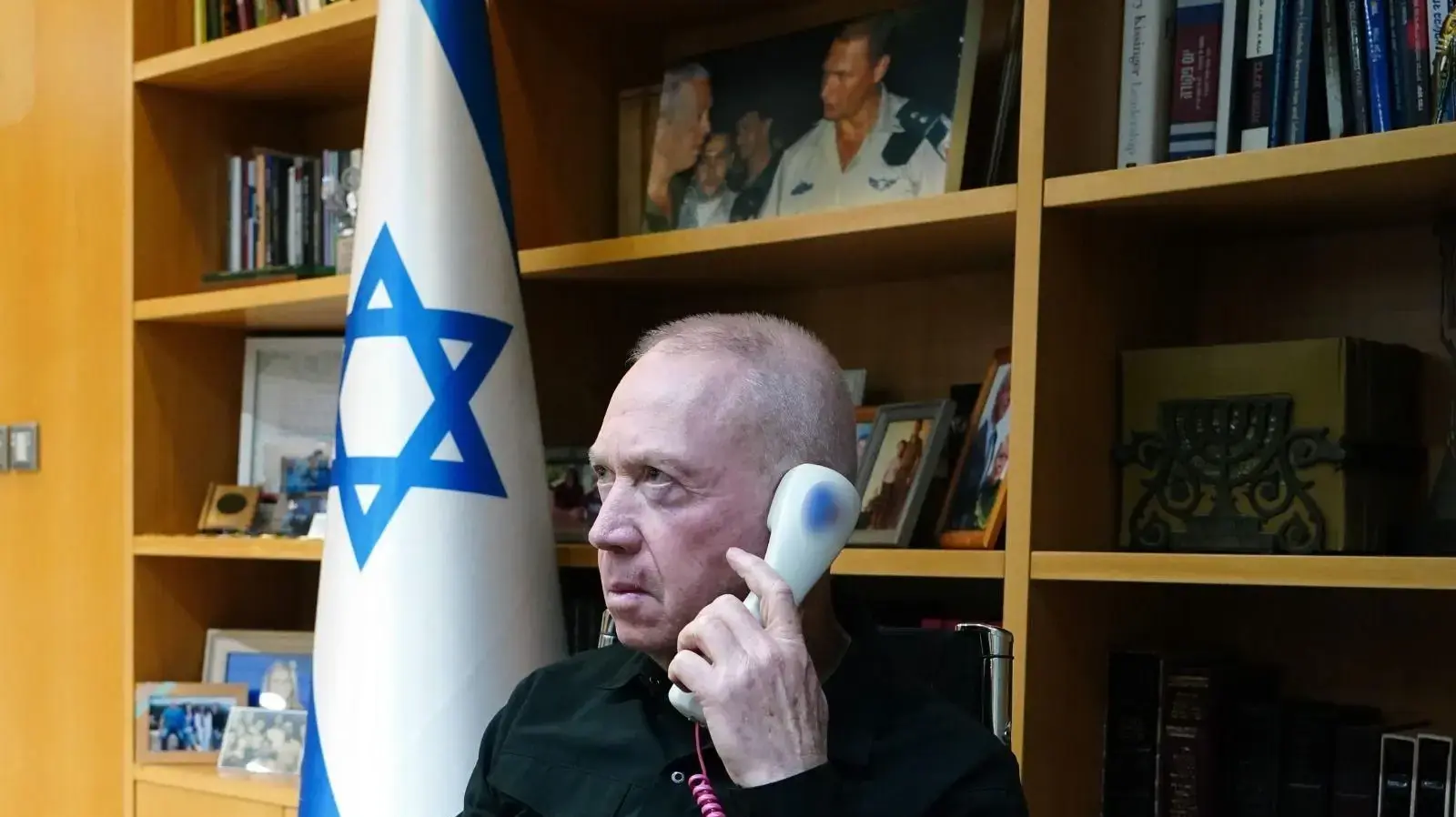 שר הביטחון יואב גלנט מדבר עם מזכיר ההגנה האמריקני, הגנרל לויד אוסטין בעקבות המתקפה האיראנית 14 באפריל 2024