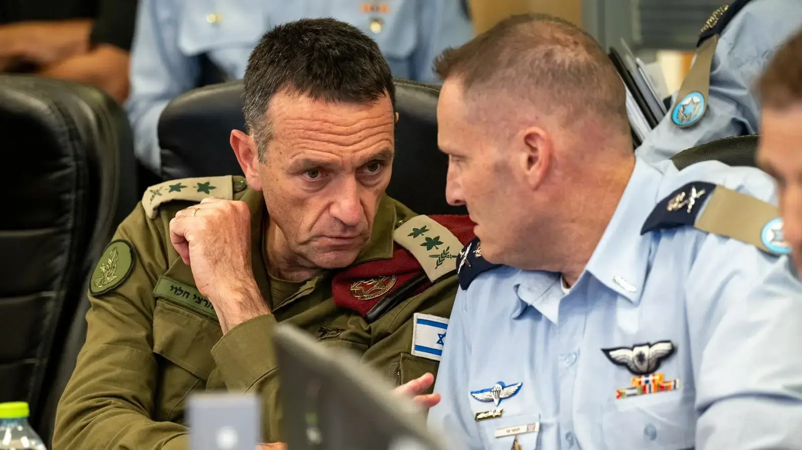 הרמטכ״ל קיים הערכת מצב בבור חיל האוויר בקריה עם מפקד חה״א, ר׳ אמ״ץ ור׳ אמ״ן במסגרתה הוצגה פעילות ההגנה וההתקפה בשעות האחרונות והתוכניות להמשך