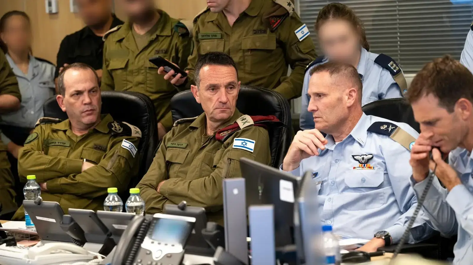 הרמטכ״ל קיים הערכת מצב בבור חיל האוויר בקריה עם מפקד חה״א, ר׳ אמ״ץ ור׳ אמ״ן במסגרתה הוצגה פעילות ההגנה וההתקפה בשעות האחרונות והתוכניות להמשך
