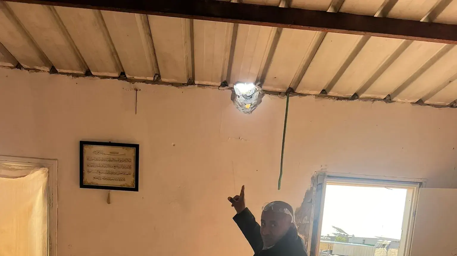 מקום פגיעת הרסיס מהמתקפה האיראנית בכפר אלפורעה מערבית לערד 